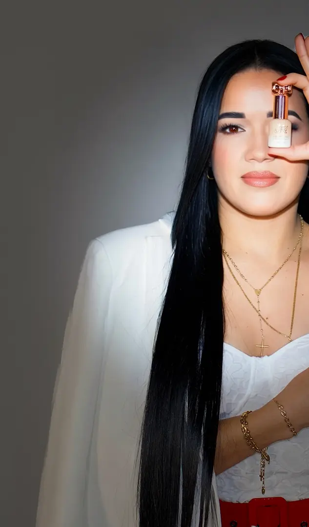 Gabriela Orozco sosteniendo un esmalte